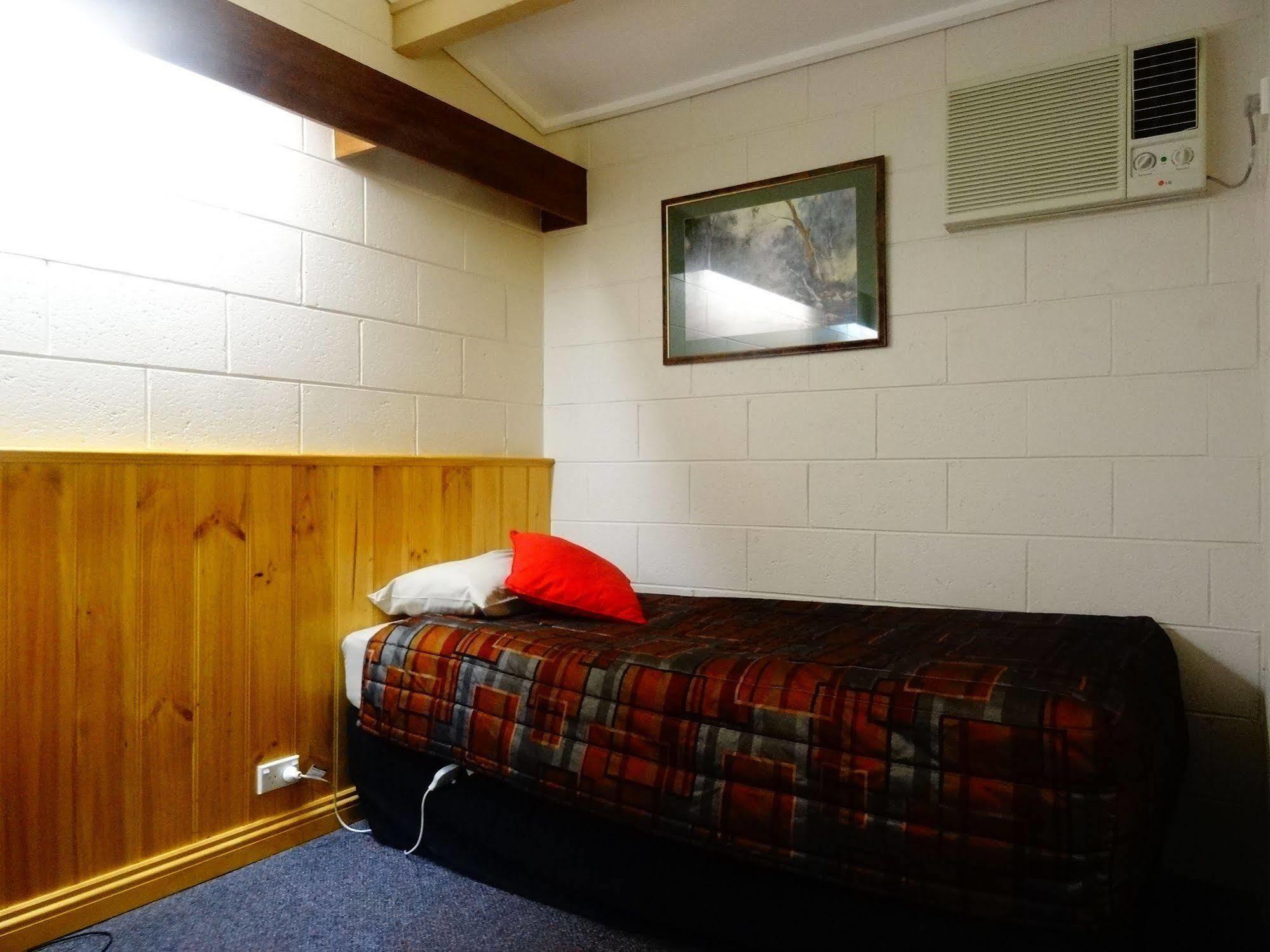 Coal Creek Motel 3*